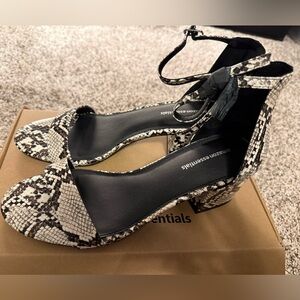 Amazon Essentials Women's Snake-Print Block Heel Sandals - Black & White New